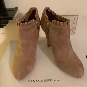 NEW Banana Republic tan suede high heel bootie, size 6.5